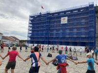 tanzende Pilger vor der Kathedrale von Santiago de Compostela