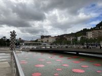 Kunst außerhalb des Guggenheim Museums Bilbao