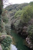 schmal das Tal, in dem die Käsehöhle liegt