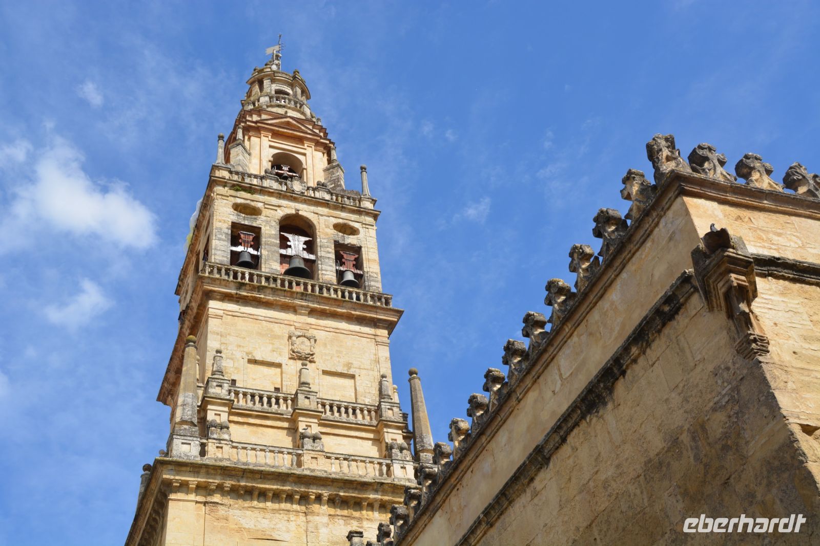 es wurde ein Glockenturm gebaut