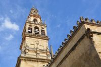 es wurde ein Glockenturm gebaut