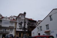 Laterne und nordspanisch-verglaste Balkonarchitektur (Comillas war der erste Ort Spaniens mit einer elektronischen Straßenbeleuchtung)