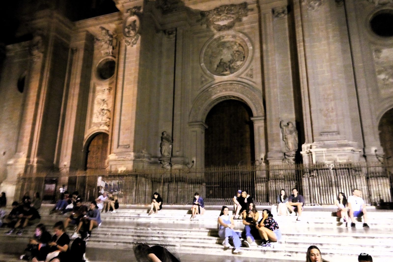 Abendkonzert auf der Treppe an der Kathedrale von Granada