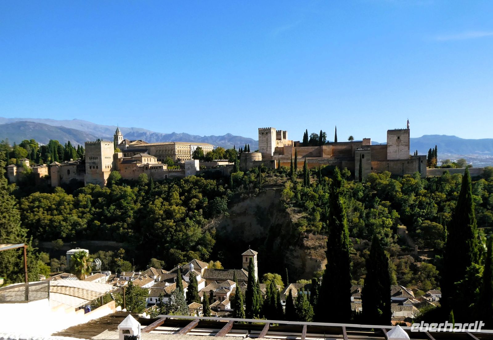 Gesamtansicht der Alhambra und Teil des Albaicin