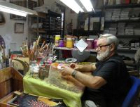 das Bemalen von Fächern - alte Kunst 