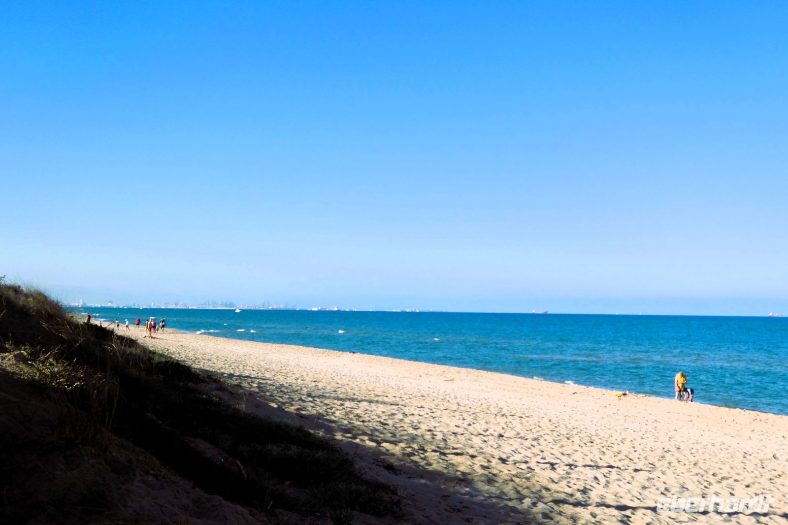 Goldener Sand und blaues Meer