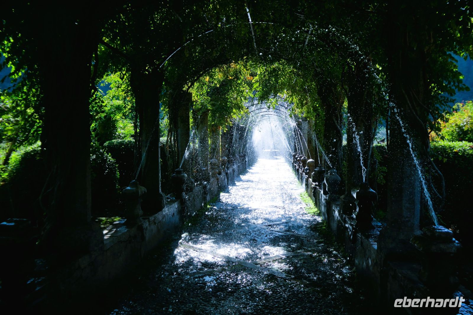 Wasser als gestaltendes und kühlendes Element