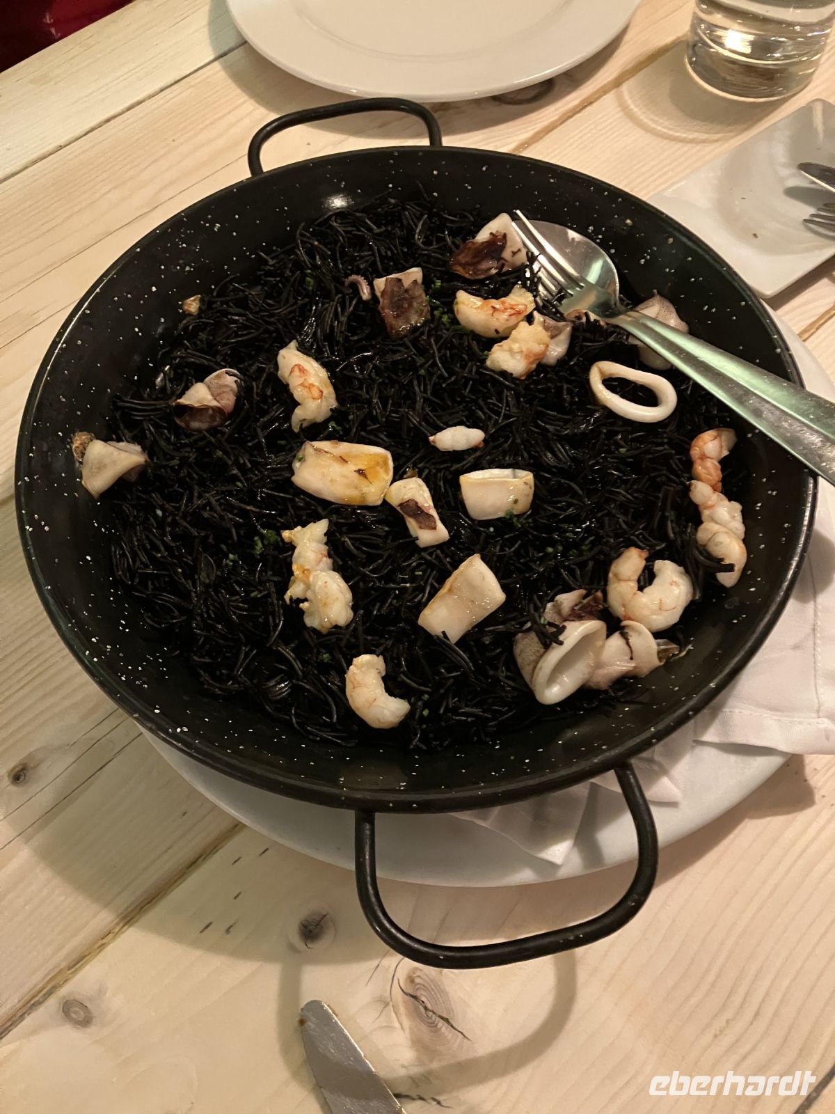 schwarze Nudeln mit Tintenfisch