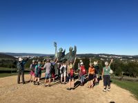 Am Pilgerdenkmal auf dem Berg der Freude
