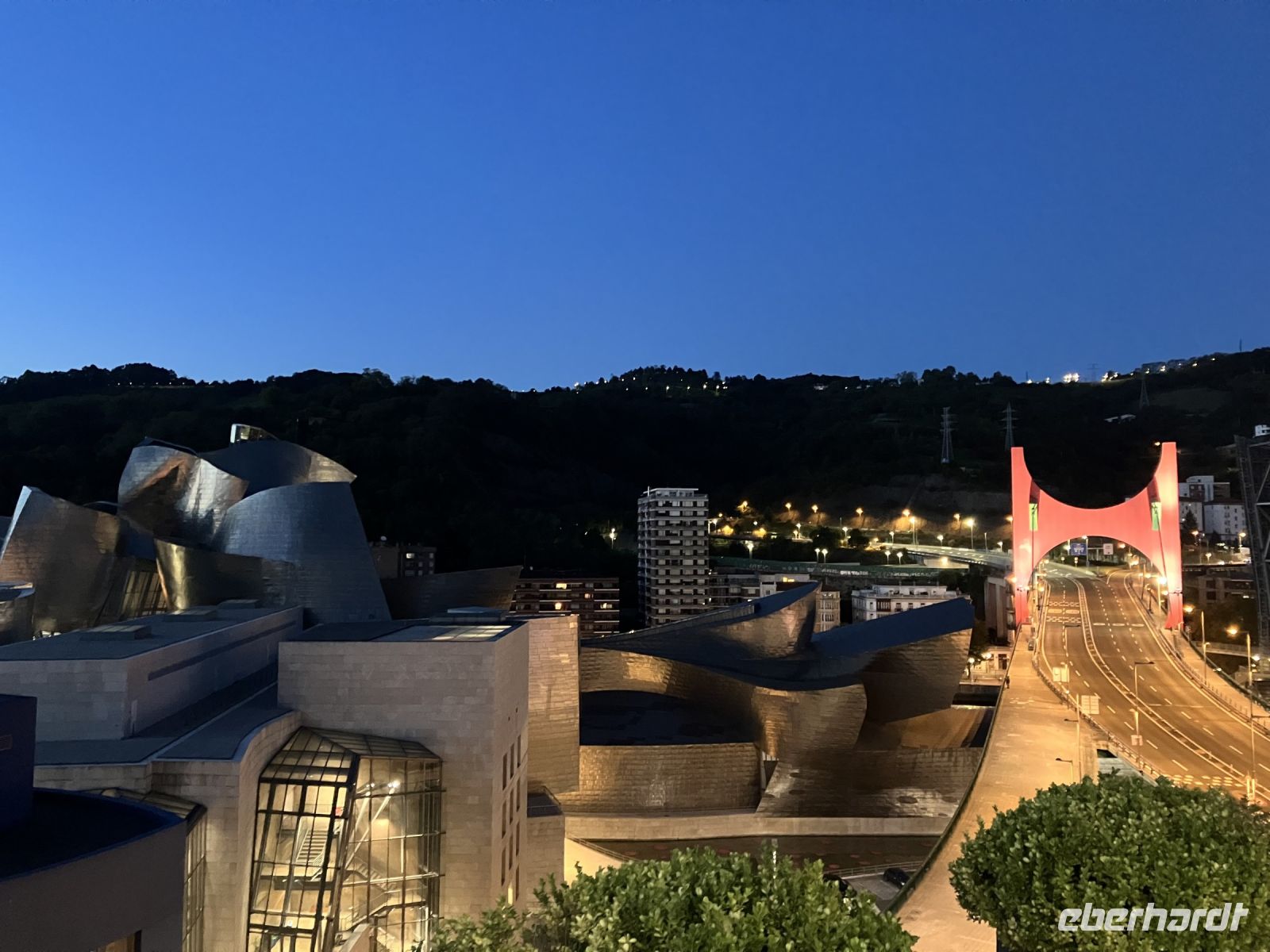 nächtlicher Blick auf das Guggenheim Museum Bilbao
