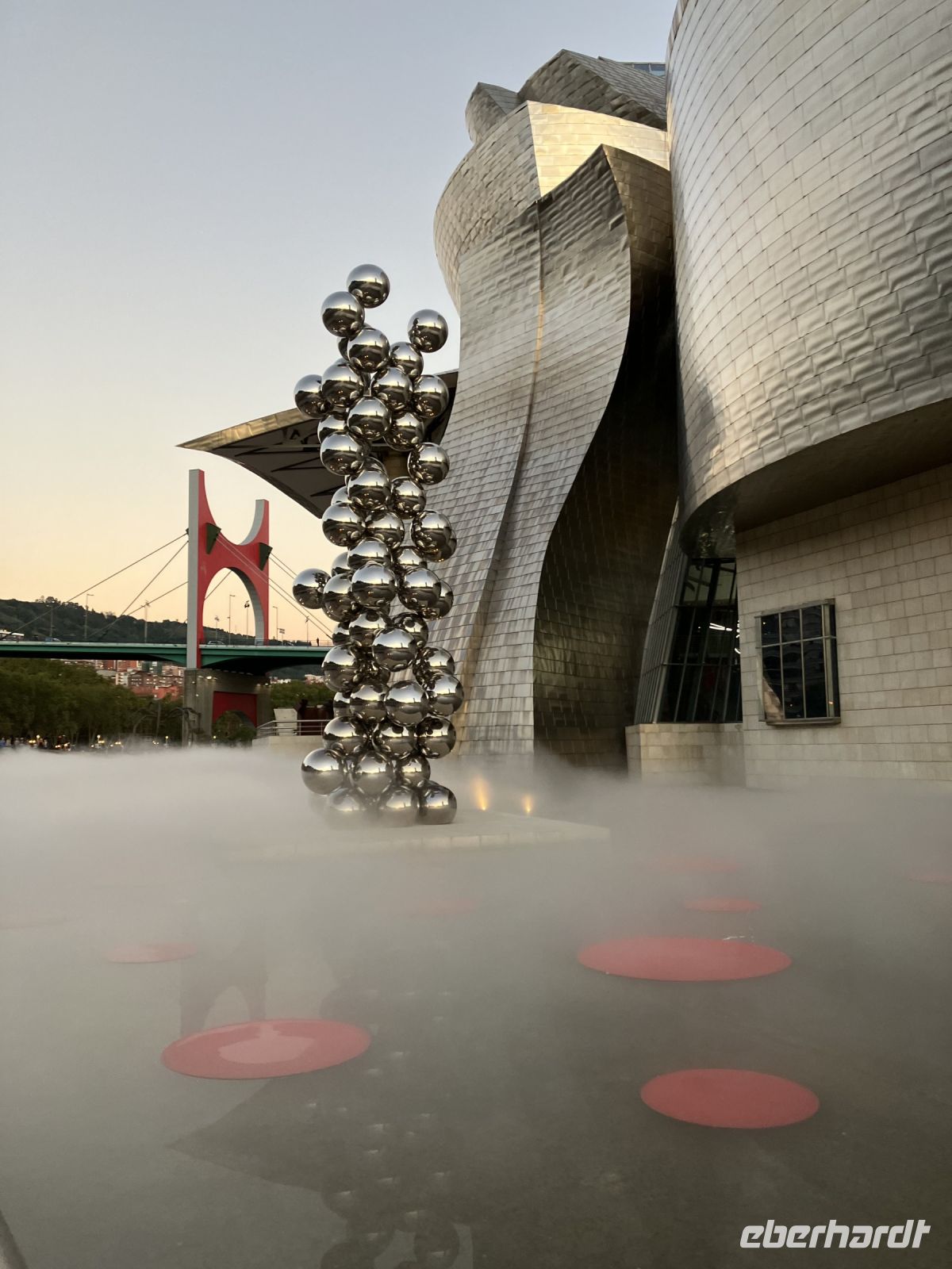 Aussenbereich Guggenheim Museum beim abendlichen Spaziergang
