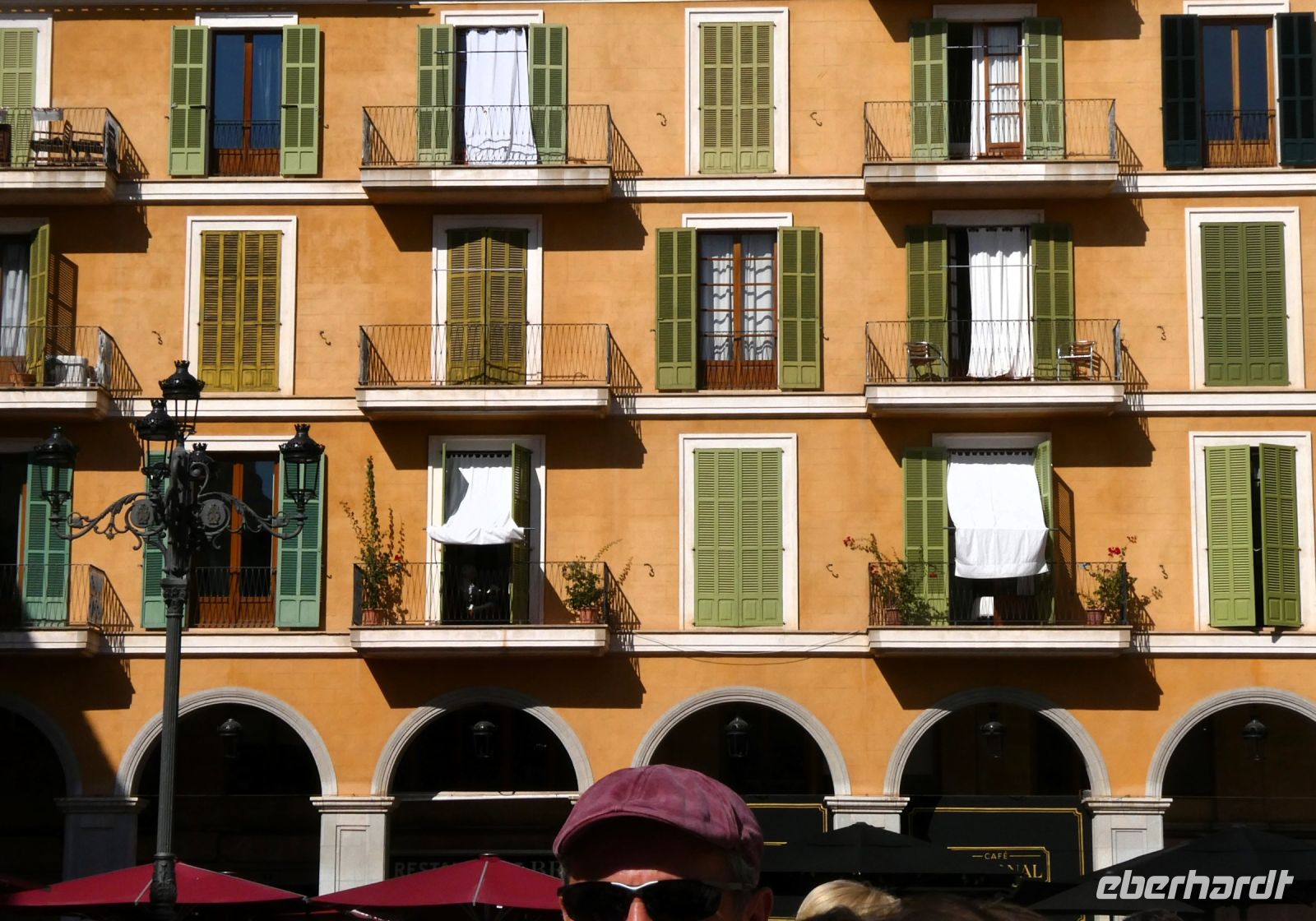 typische Fensterdekoration gegen die Sonne