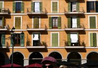 typische Fensterdekoration gegen die Sonne