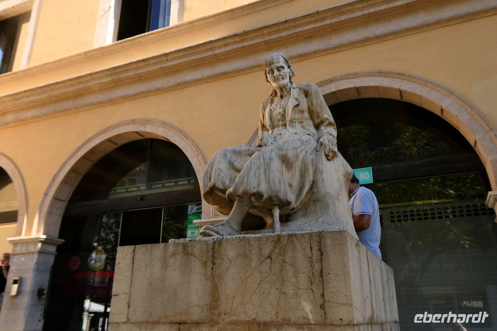 Marktfrau vor der Markthalle