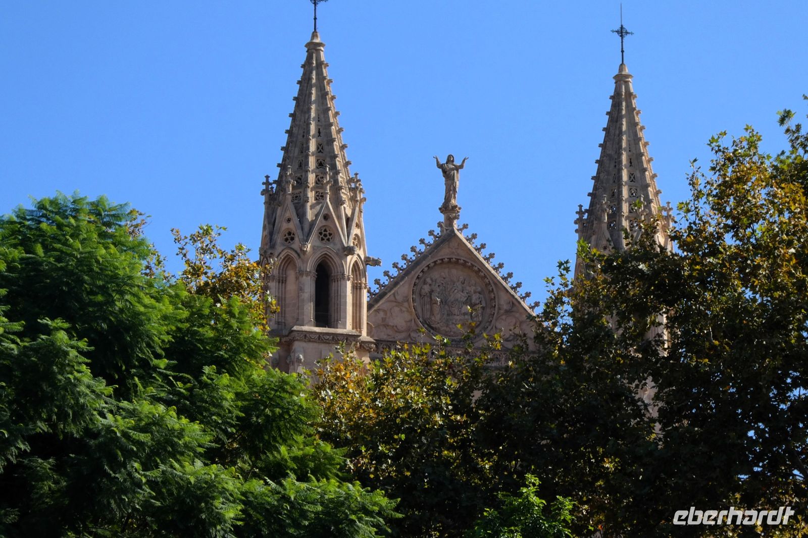 die Kathedrale wacht