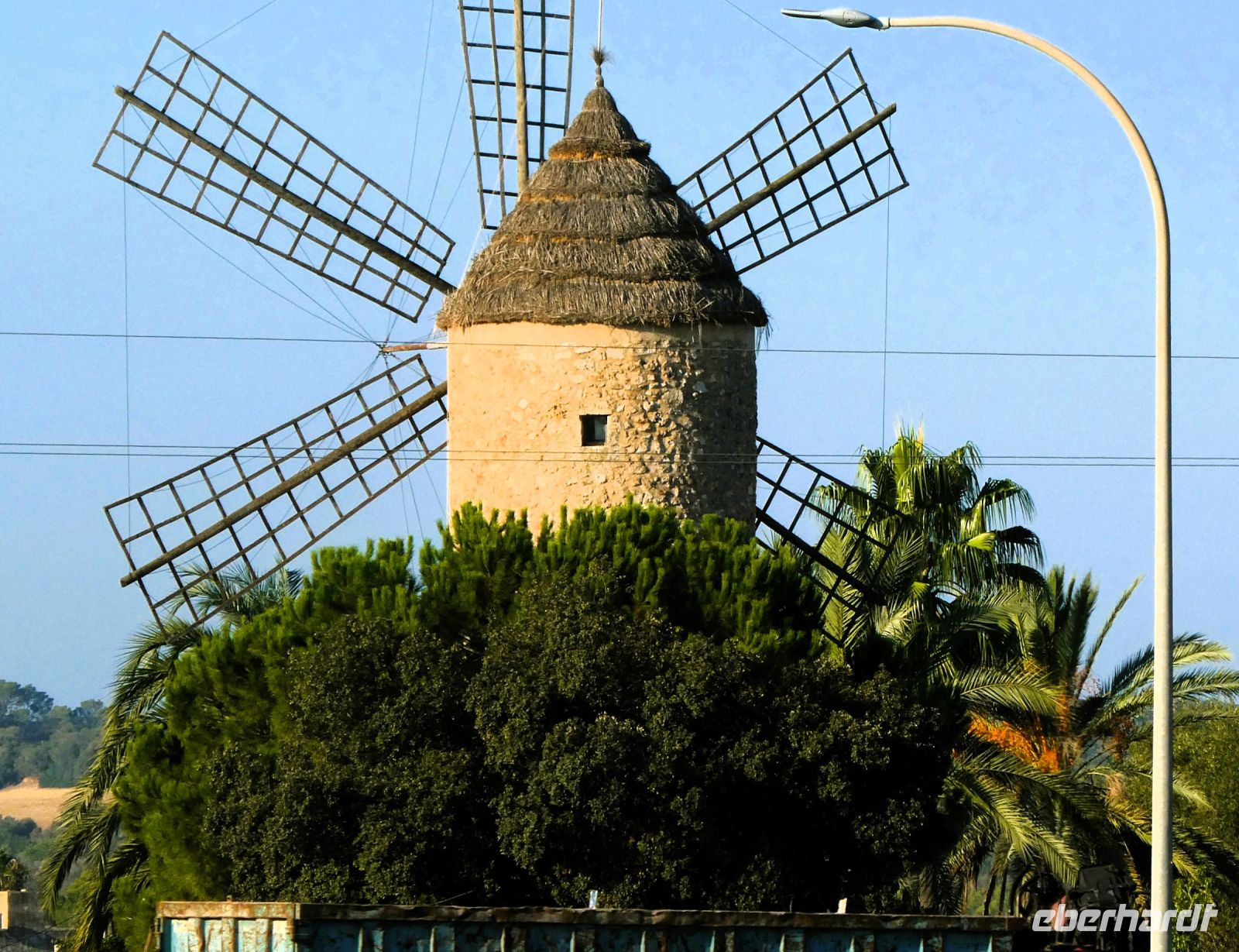 eine alte Windmühle am Weg