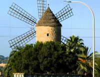 eine alte Windmühle am Weg