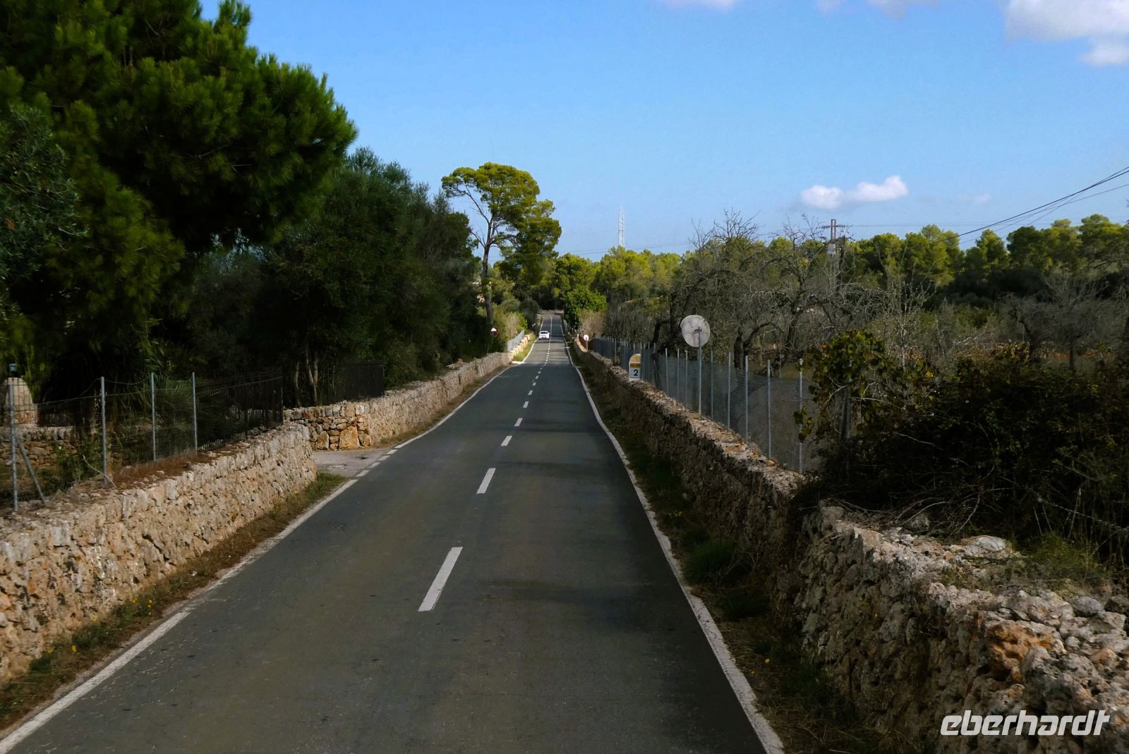 enge Straßen und Mäuerchen