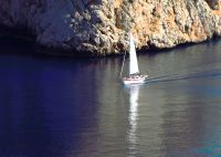 Segelboot herangezoomt