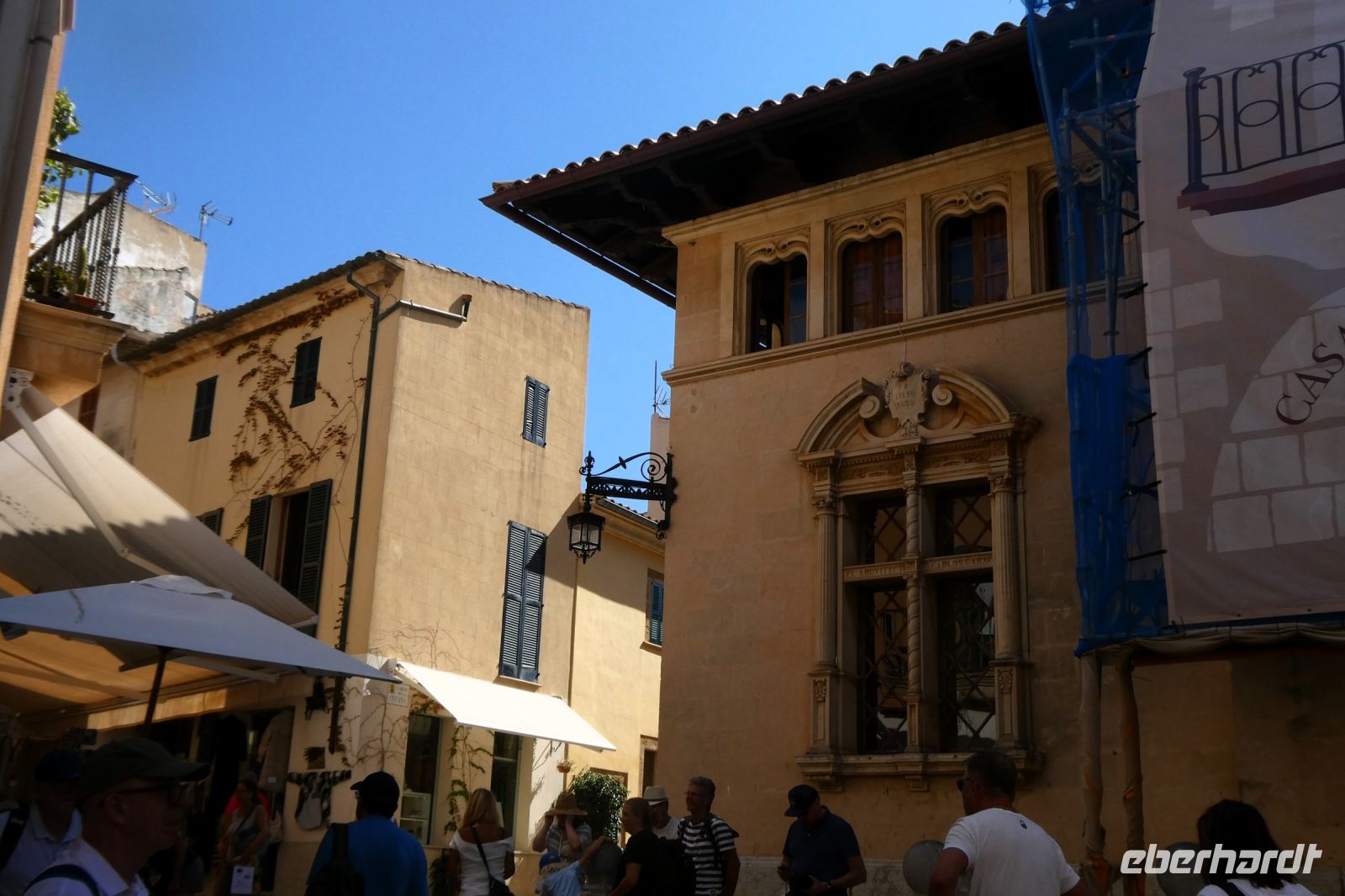 vor dem Rathaus von Alcúdia