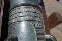 gotische Inschrift auf einem Mörser