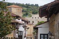 Turm der romanischen Klosterkirche und Palacio de Velarde (15./16. Jhdt.)
