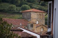 Klosterkirche von Santillana del Mar mit lichtdurchlässigen Alabasterfenstern