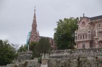 Panteón de Sobrellano und Palacio de Sobrellano (rechts)