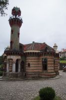 Capricho de Gaudí - ein Beispiel der Architektur aus Gaudís orientalistischer Phase mit Reminszenzen sowohl an Nordafrika/al-Andalus, als auch an Ostasien