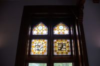 Gitarrespielende Biene und klavierspielende Amsel im Capricho de Gaudí