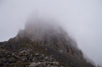 langsam hebt sich die Wolkendecke und es ist allmählich mehr von der Gebirgslandschaft zu erkennen