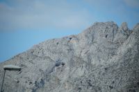 Die Höhlen im Gebirge sind gut zu erkennen
