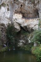 Die Höhle von Covadonga , der  oft rauschende Wasserfall ist kaum zu erkennen: Hier soll sich Pelayo (Pelagius) den maurischen Heeren entgegengestellt haben - der mythische Beginn der fast 800jährigen 