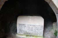 Hier liegt der hl. gewählte König Don Pelaio, der im Jahr 716 in dieser wunderbaren Höhle die Wiederherstellung Spaniens begann mit dem Sieg über die Mauren. Er starb 737 