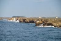 Die Brandung schlägt vor die Küste: Kathedralenstrand