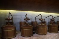 Destillierkolben. Diese sind nicht in Gebrauch und sollen nur daran erinnern, dass der Albariño auch zu Weingeist weiterverarbeitet wird