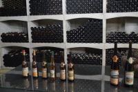 Das Weinarchiv in Granbazán: Dieser Wein wird nicht verkauft, sondern dient zu Testzwecken 