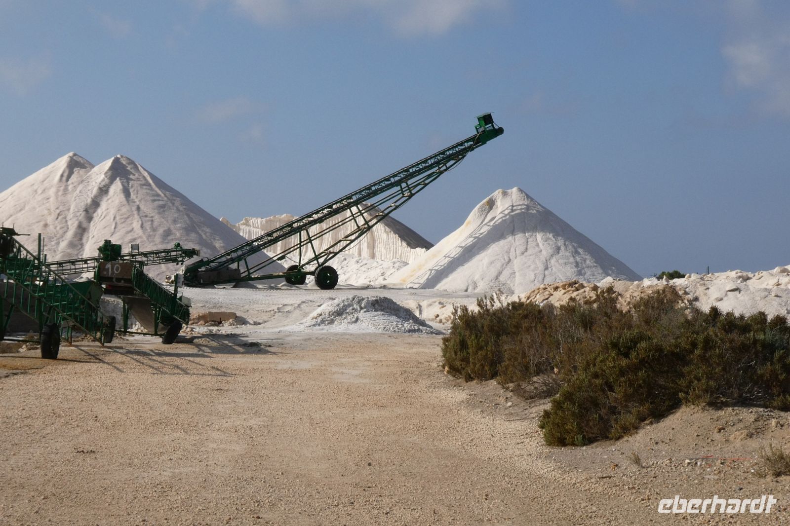 Maschinen befördern das Salz