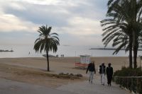 am Strand von Barcelona