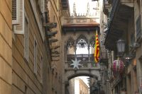 Calle del Bisbe mit neugotischer Brücke