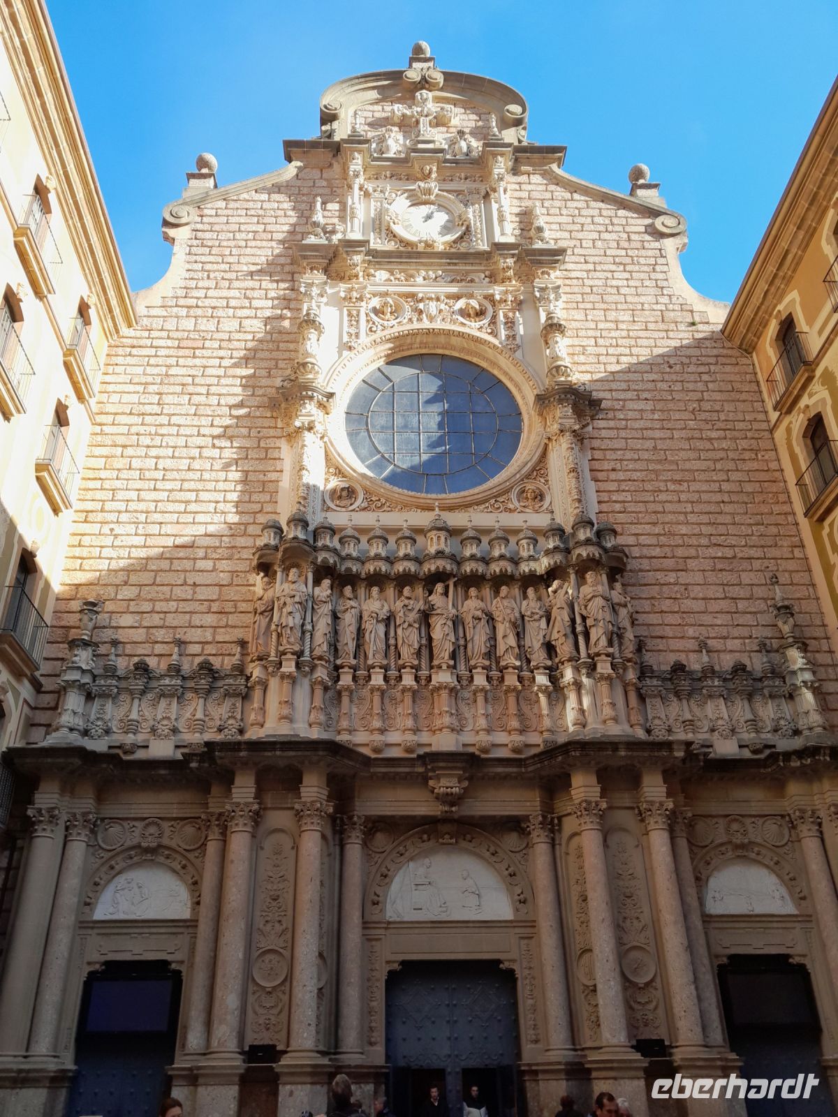 Vor der Kirche von Montserrat 