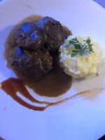 Geschmorte Schweinebäckchen in Trüffelsoße