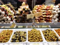 Mercado San Miguel, Berge von Oliven, Madrid