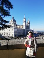 Reisebegleiterin Marieta vor Almudena Kathedrale in Madrid