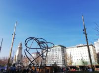 Modernes Kunstwerk auf der Plaza de Espana
