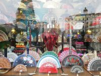 Schaufenster mit spanischen Fächer und Regenschirmen