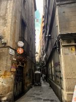 Enge Gassen in der Altstadt Barcelonas