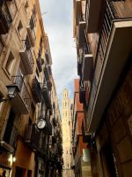Seitengasse mit Blick auf einen Turm der Santa Maria del Mar