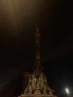 Kolumbus-Denkmal bei Nacht in Barcelona