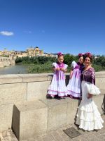 Spanien, Blick auf Córdoba und hübsche Spanierinnen